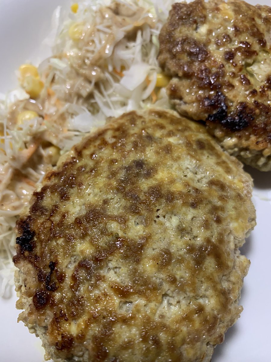 FOX1172's tweet photo. 豆腐ハンバーグカレー風味です https://t.co/zstEO9VCBd
