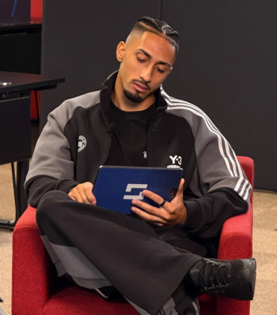 GlenBarche's tweet photo. 🚨 Raphinha replies back to Ferran saying Barcelona to PSG is an upgrade statement

🎙️ Reporter : Raphinha, Ferran Torres recently claimed that moving from Barcelona to PSG was an upgrade, adding that Paris are European champions for a reason. What’s your reaction to what he said?

🎙️ Raphinha : Honestly, I was really disappointed to hear that from him. Moving away from Barcelona is never an step up—it’s only a downfall. He should be grateful to this club just for giving him the opportunity to play here in the first place. But look, I prefer to do my talking on the pitch, and we'll see on October 20th whether it's actually an upgrade or not. (laughs) Honestly, if it was Gavi sitting here in my place, bro would have given him ruthless reply for a statement like that