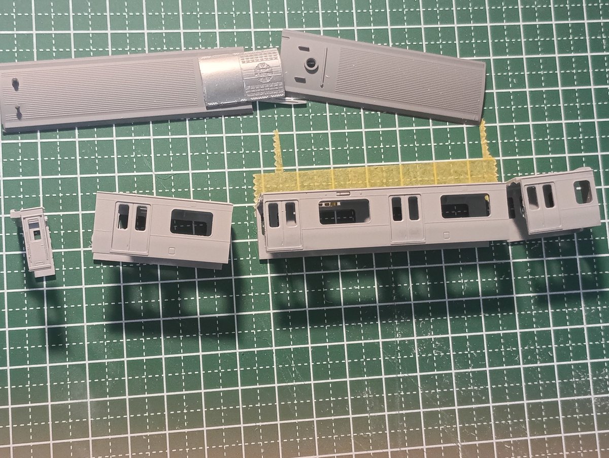 nozom1_model's tweet photo. #E331系製作記
#ハイパーカットソー がようやく届いたので、早速ボディを切り刻みます。
ヤスリがけした後のような素晴らしい断面です。
待ったかいがありました…！
E331系は他形式とは違い、ドアコックが窓枠に寄っていない、窓枠の中央にある部分がほとんどなので地道に切り継ぎをします（泣） https://t.co/5QuoiTRrfU