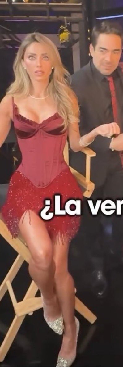 weheartaya's tweet photo. anahi está de decote, repito, anahi está de decote 🗣️🗣️ https://t.co/GOcC3QSs7k