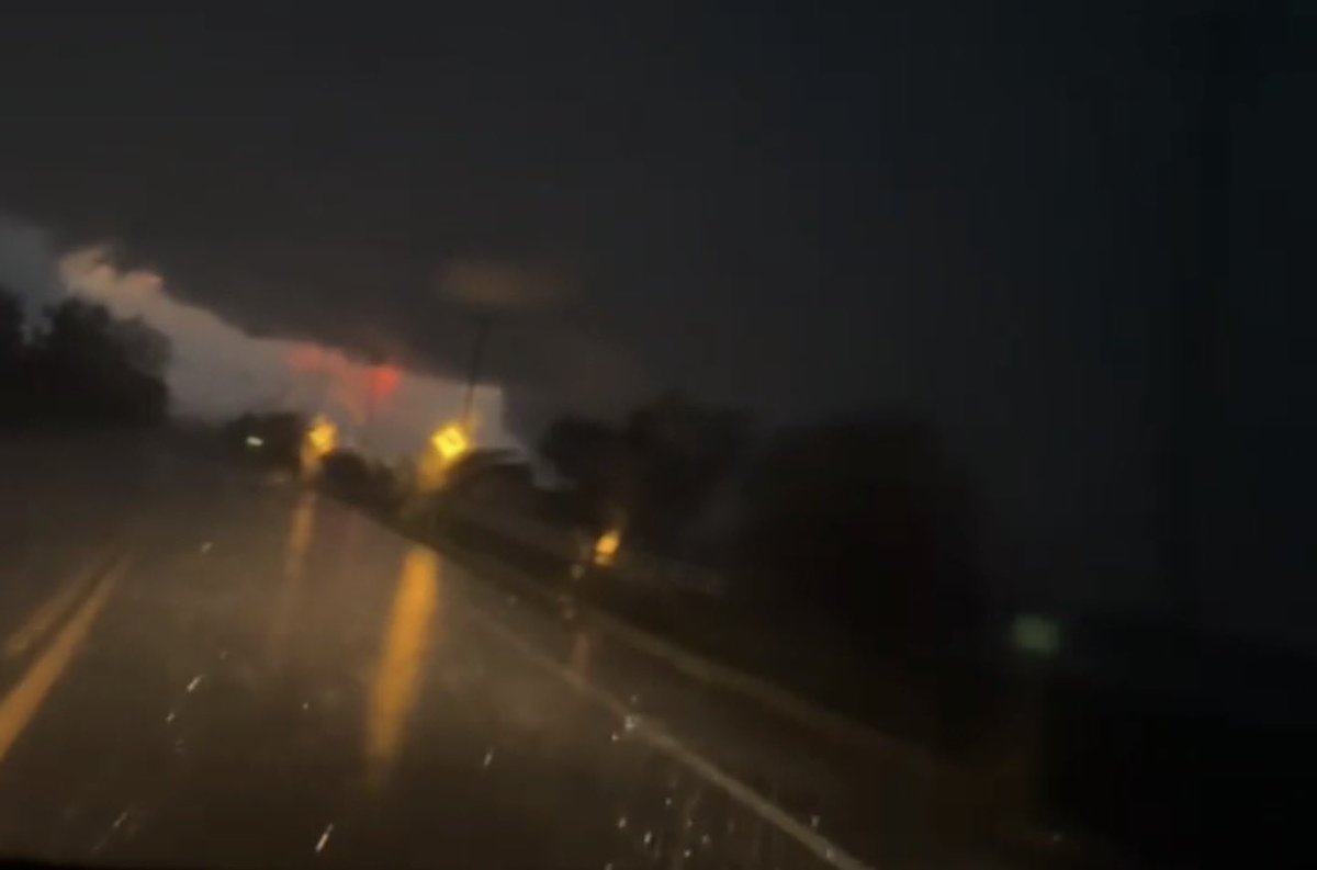 wxtommyturtle's tweet photo. @EMoriartyWX It was crazy seeing your spotter tag right in the same town as me, I got caught up in the gust front trying to shoot east from Leroy, genius call from you to dip south to get on that spin up over in York. I was only able to get a glimpse of the wall cloud before it gusted out https://t.co/m2NYExhVCl