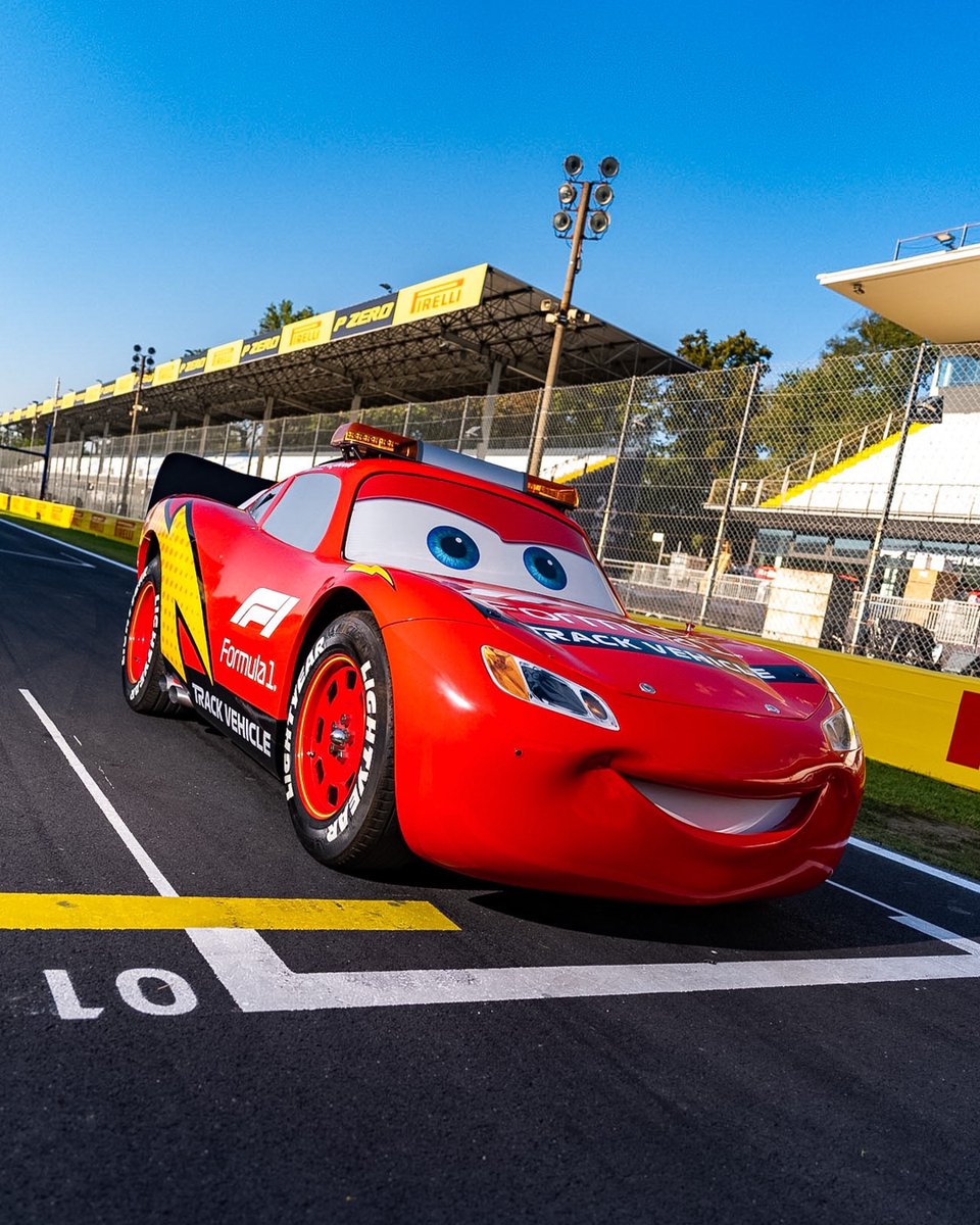 mexicogp's tweet photo. ¡Rayo McQueen llegó al #ItalianGP! ⚡ 

El siete veces campeón de la Copa Pistón está en Monza para celebrar los 20 años de Cars, mientras Disney y Formula 1 lo festejan con un livery especial en el Safety Car. ¡Ku-Chow en el Templo de la Velocidad! https://t.co/92LobFs1u0
