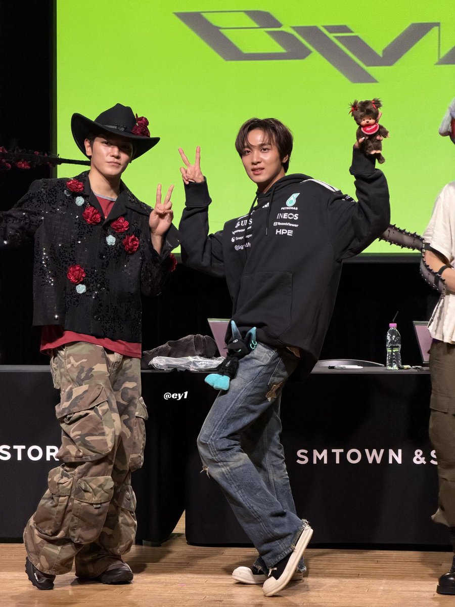 sunhaefs's tweet photo. 260903 blingy berriz fansign #해찬 #HAECHAN https://t.co/Hn5VzxogHp