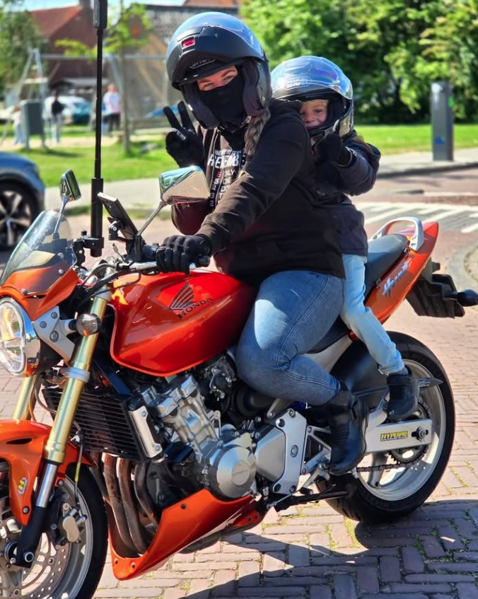 MimiandMoto's tweet photo. This is this kid's first ride! As you can see from their eyes, both #mom and #kid are smiling big time....erg gaaf! Photo: thedutchhornet #Instagram
#honda #hondahornet #momswhoride #kidswhoride #womenwhoride #girlswhoride #girlsridetoo #motorcycle #hondamotorcycles https://t.co/hGl3Sg0MLs