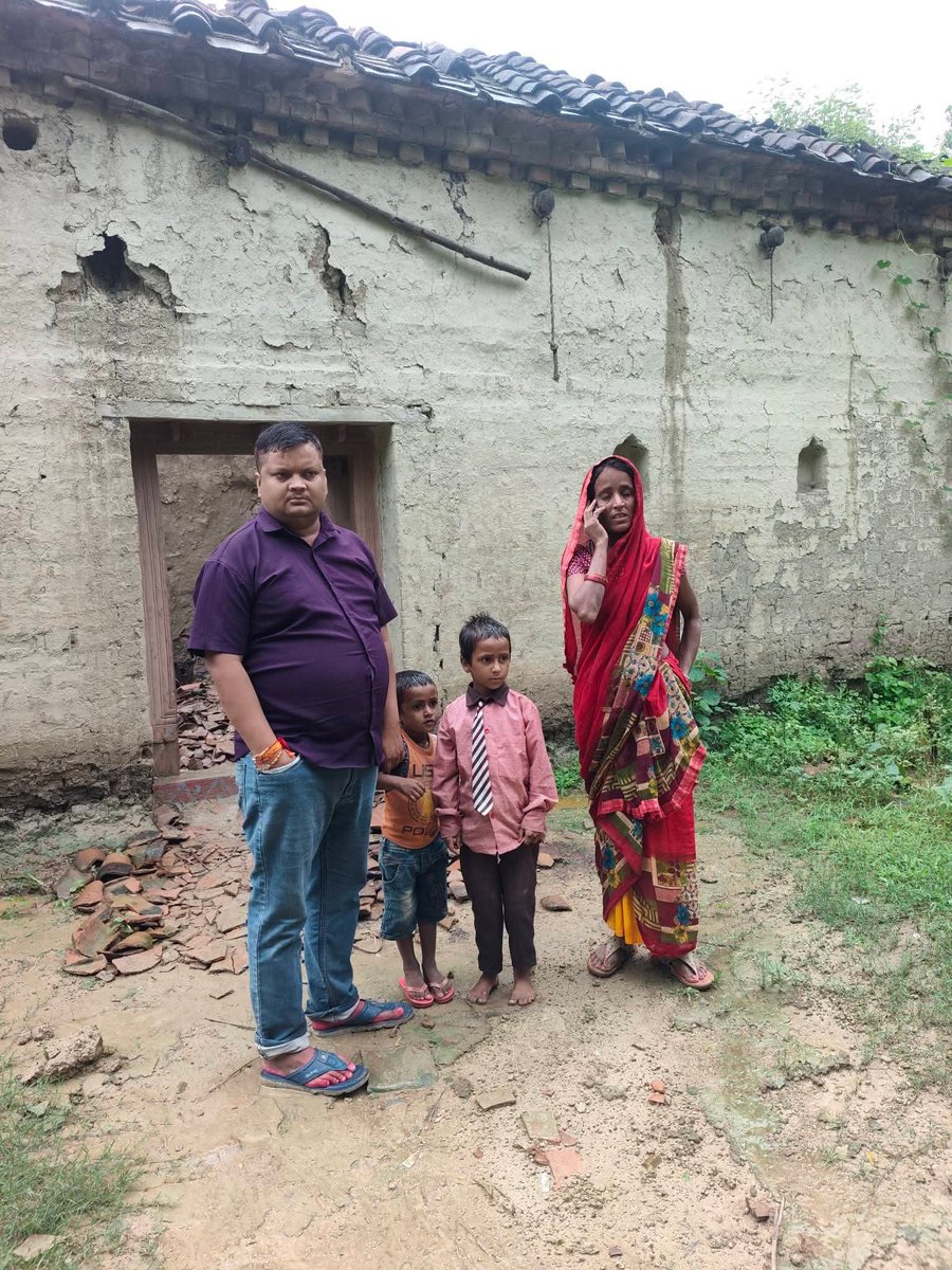 Durgesh19956858's tweet photo. बरगदिया गाँव में भूख से जूझता एक ब्राह्मण परिवार …

सबसे दर्दनाक बात ये है कि
बच्चों की थाली में महीनों से दाल-सब्जी नहीं, सिर्फ सूखे चावल, नमक और थोड़ा तेल है। 😢
अर्पिता पांडे नाम की यह महिला अपने तीन मासूम बच्चों के साथ ऐसी गरीबी में जी रही हैं, जिसे “गरीब” कहना भी कम होगा-2 https://t.co/Bvcycjc9rP