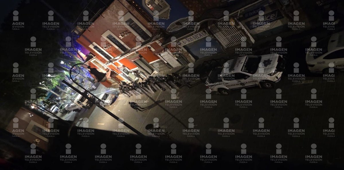 JCarlos_Valerio's tweet photo. 🚨Durante la madrugada hubo un fuerte #operativo de fuerzas federales en la Plaza de la Tecnología, en el Centro Histórico de #Puebla. https://t.co/xzKIoZ0x1R