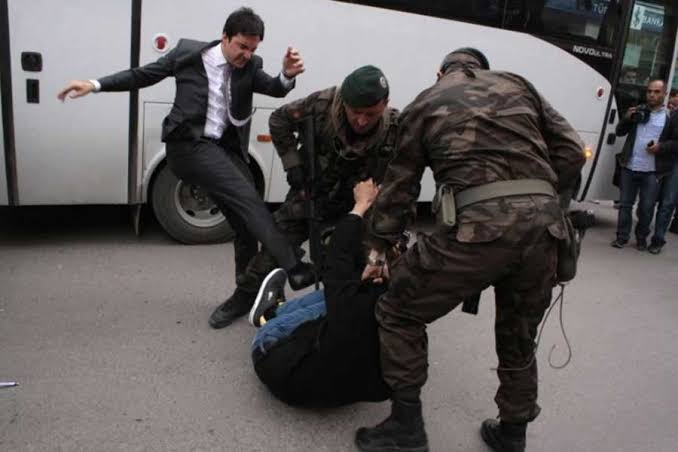 dailyince's tweet photo. Gün gelir, devran döner. Kimilerine iftira attılar, kimileriyle halka tekme tokat dalaştılar. Kimse şah değil, padişah değil; hesap verecekler elbet! https://t.co/LVR9DjpMqR