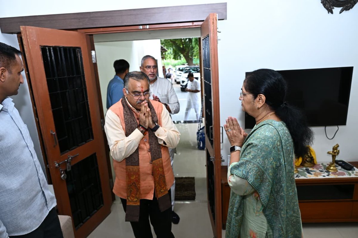 Ashishdavebjp's tweet photo. માનનીય પ્રદેશ પ્રભારી શ્રી @tarunchughbjp જી અને માનનીય પ્રદેશ અધ્યક્ષ શ્રી @iJagdishBJP જીઆજે ગાંધીનગર સ્થિત પૂર્વ મુખ્યમંત્રી અને ભાજપના વરિષ્ઠ નેતા સ્વ. વિજયભાઈ રૂપાણીના નિવાસસ્થાને તેમના પરિવારજનો સાથે મુલાકાત કરી. https://t.co/JmElCyKfhg