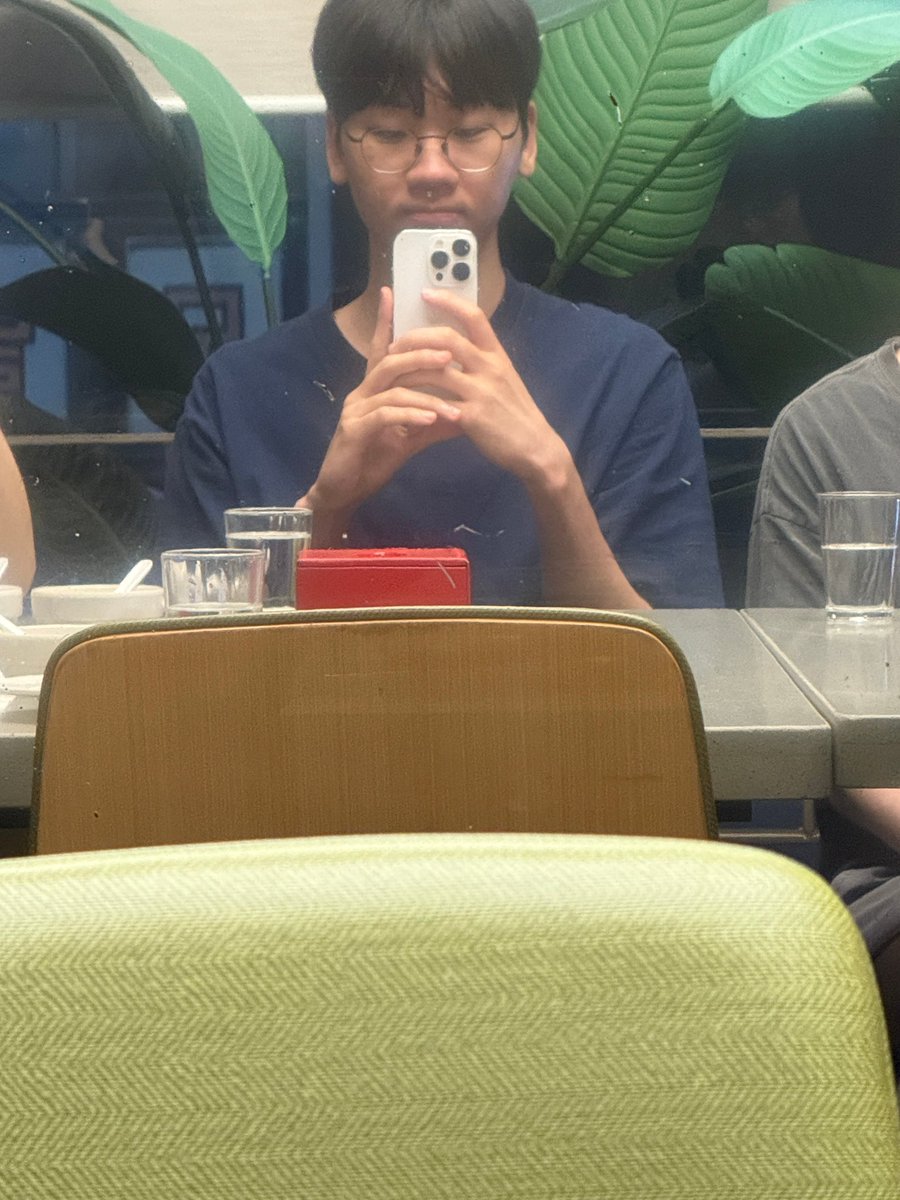 rideonFaker_'s tweet photo. 260903 🐿️💭

Hello Rannie!! 🩷🌸

He also sends a cute and blurry selfie 🌸 https://t.co/Gs04PvRpXf