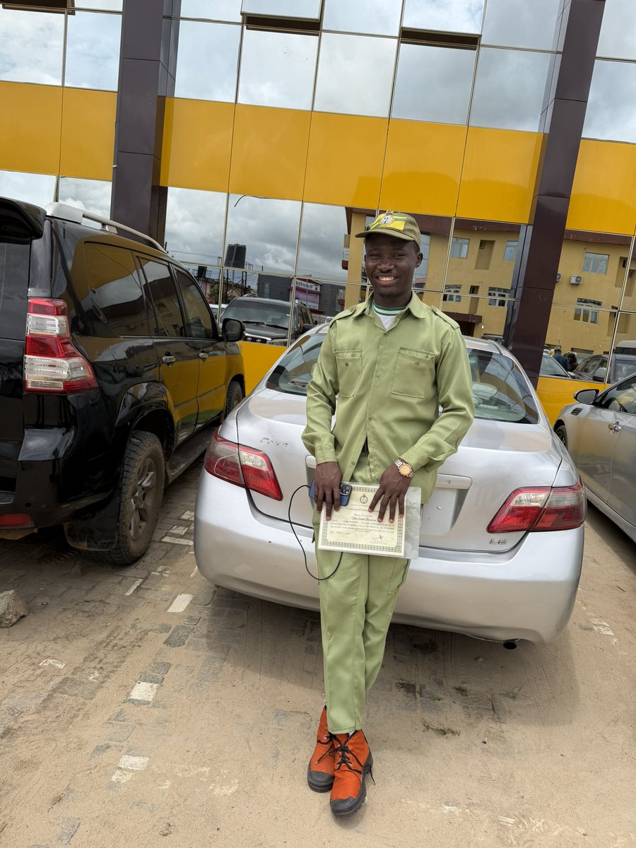 AdeoluTalabi's tweet photo. BSc? Done. ✅
NYSC? Done. ✅
1 year working experience? Done. ✅

Abeg, make una find me better oil and gas job 😂😭

NYSC POP! 🎉🥂 https://t.co/1pJkzRhwLJ
