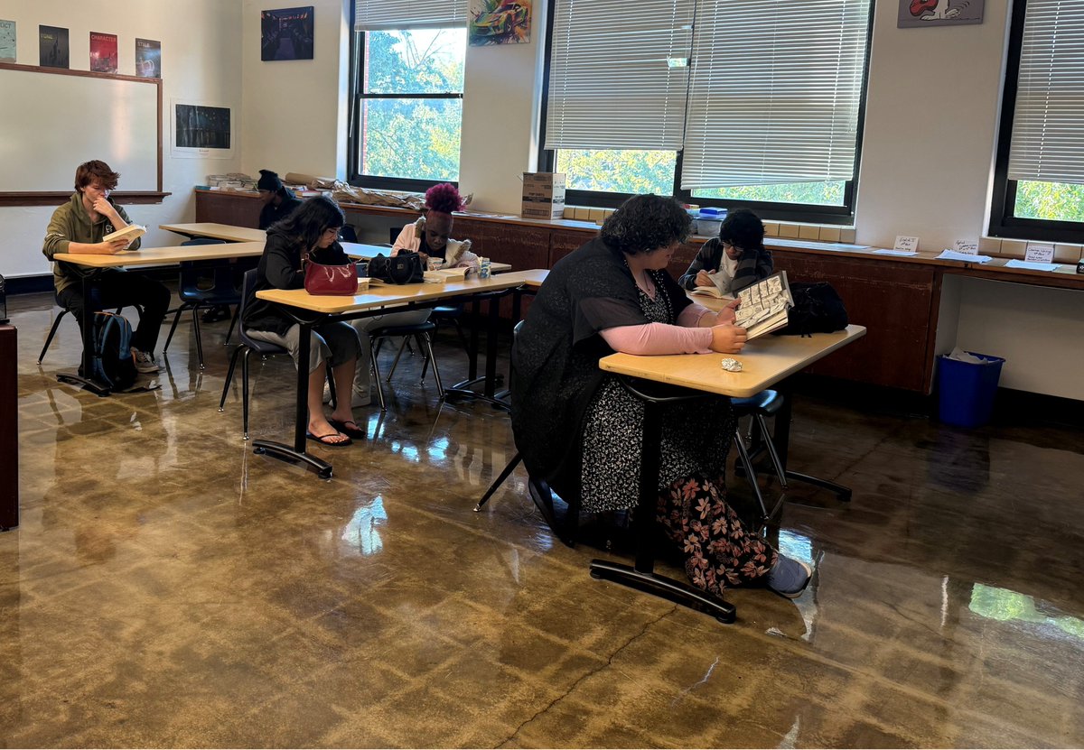 StudyAltCenter's tweet photo. The first DEAR day of the school year was a success at Study! Students "dropped everything and read" during Advisory.@officialSPS  #youbelong https://t.co/9etqzCaATm