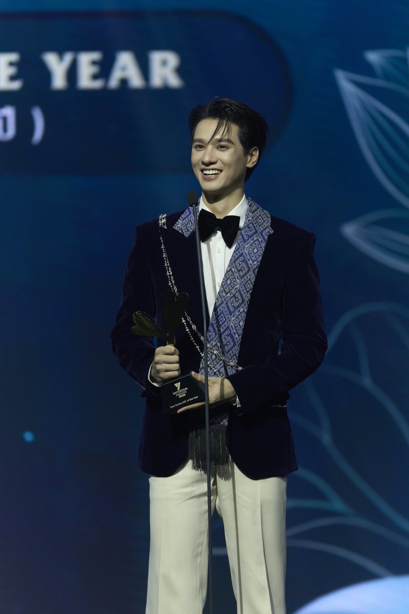 DomundiTV's tweet photo. จบลงไปแล้วสำหรับงานประกาศรางวัล Y Entertain Awards 2026 ✨

ขอขอบคุณทุกรางวัลจากงานประกาศรางวัล Y Entertain Awards 2026 🏆

รางวัล BESR SERIES OST. OF THE YEAR เพลงประกอบซีรีส์ยอดเยี่ยมแห่งปี
🏆 เพลง ใจจงมั่น OST. ซีรีส์ เขมจิราต้องรอด Khemjira The Series 

รางวัล Y STAR ON SPOTLIGHT OF THE YEAR ดาวเปล่งประกายแห่งปี
🏆 เติ้ล - เฟิร์สวัน 

รางวัล LEADING BOYS’ LOVE STAR OF THE YEAR นักแสดงนํา BOYS’ LOVE แห่งปี
🏆 เก่ง หฤษฎ์ 

รางวัล BEST BL SERIES OF THE YEAR ซีรีส์ BOYS’ LOVE แห่งปี
🏆 ซีรีส์ เขมจิราต้องรอด Khemjira The Series 

และขอขอบคุณงานประกาศรางวัล “Y Entertain Awards 2026” ที่ให้เกียรติ “เก่ง” “น้ำปิง” “เติ้ล” “ภูผา” “ฟิว” “เจ็มส์” “นัน” “รีออน” “เท็ดดี้” “นิค” และ “เจที” ได้มาร่วมเป็นส่วนหนึ่งในงานวันนี้นะคะ 🥰

ขอขอบคุณแฟน ๆ ทุกคนที่มาเจอกัน รวมถึงแฟน ๆ ที่ส่งกำลังใจมาให้หนุ่ม ๆ ดูมันดิด้วยนะคะ 🫶🏻✨

#YentertainAwards2026xDMD