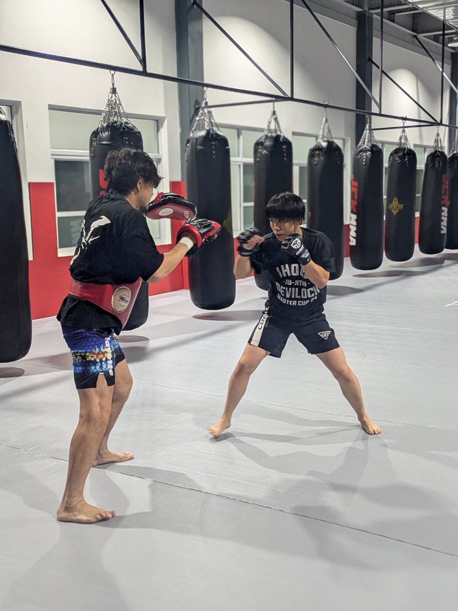 fighter_mizuki's tweet photo. ラスト練習終わり!
あとは計量を待つのみ!
ミットよし!コンディションよし!
私はいきなり動いたからかぎっくり背中!減量してるのに強い!笑
#JCK #中国 https://t.co/Uh0ieJcDu4
