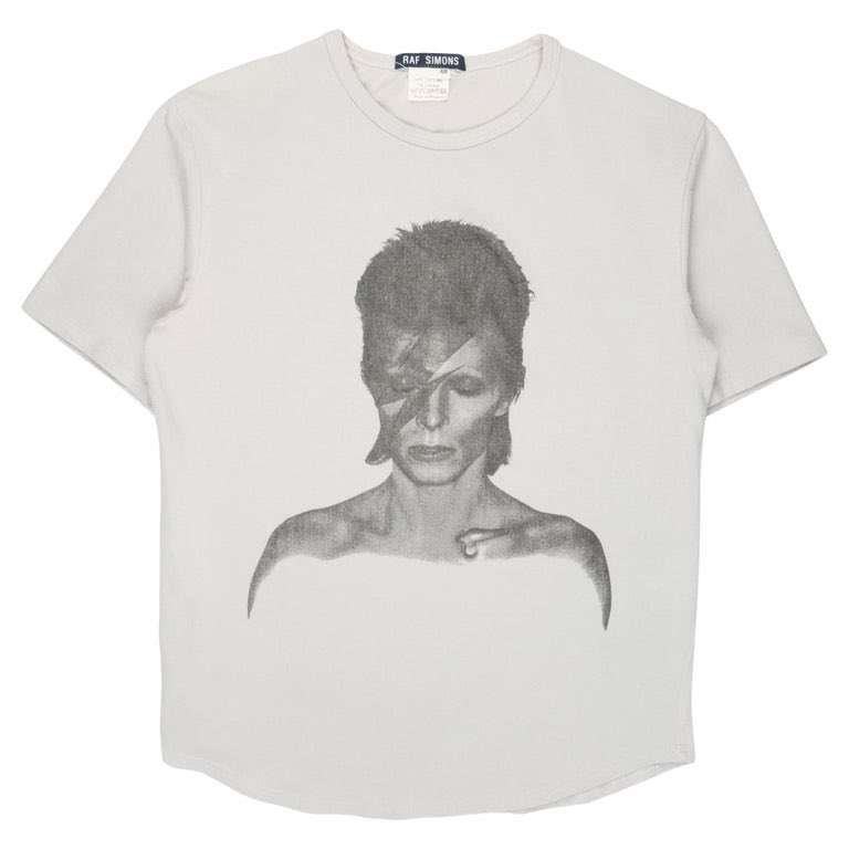 No1_fashion1's tweet photo. ③RAF SIMONS × David Bowie

音楽やユースカルチャーから多くの影響を受けてきたRAF SIMONS。

デヴィッド・ボウイは、RAF SIMONSの世界観を語るうえでも欠かせない存在のひとり。

ただのバンド・有名人Tではなく、デザイナー自身のカルチャーへの敬意まで感じられる1枚。 https://t.co/lkr1TGm1OR