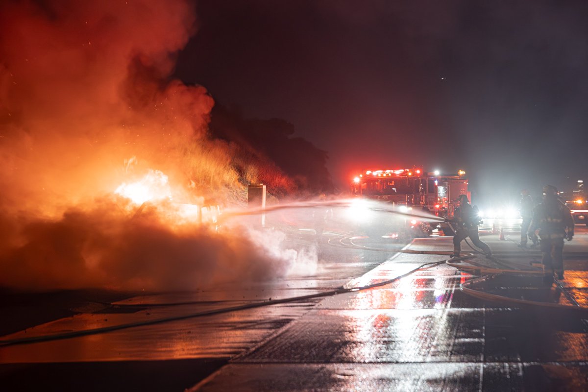 LAFDtalk's tweet photo. Brush Fire - September 1st, 2026 An auto fire ignites a 1/2 acre brush fire.

© Photo by Hrach Tiflizyan

#LAFD #EagleRock #Brushfire #LosAngelesFireDepartment #LAFire https://t.co/JNbJpXMIgh