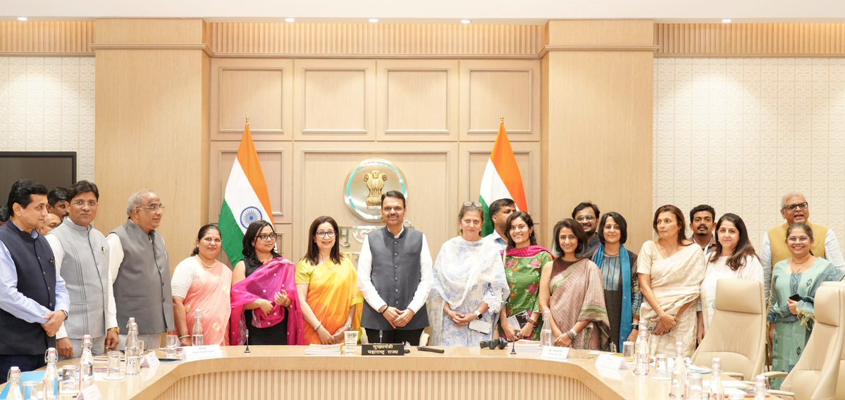 CMOMaharashtra's tweet photo. #Maharashtra #DevendraFadnavis #TeachersDay https://t.co/lWU2ep26UV