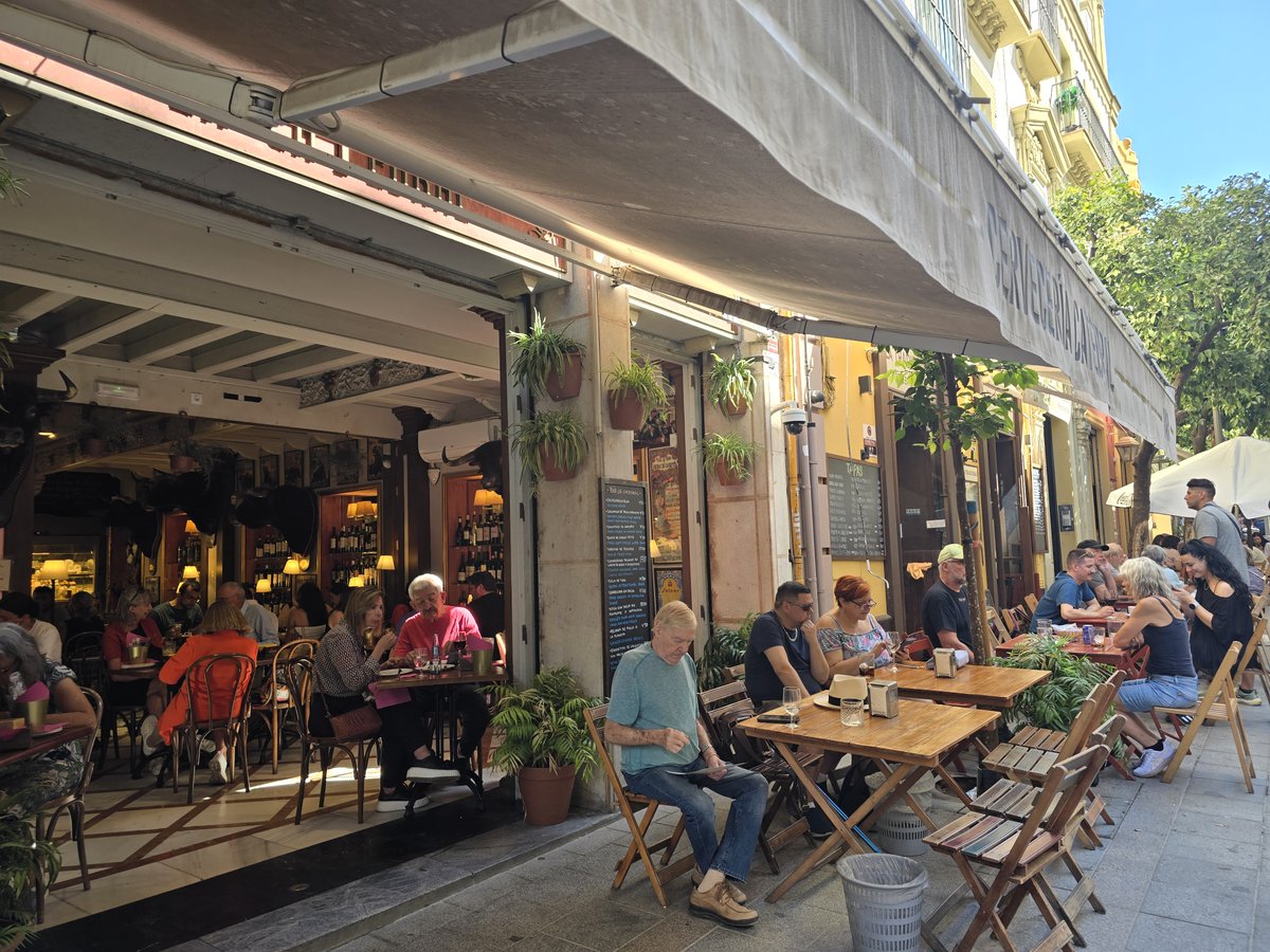 HarleyRoweumkf's tweet photo. Hoy visité el barrio antiguo de Sevilla, comí tapas deliciosas y caminé por las calles adoquinadas. Un día perfecto. https://t.co/rIAka29nxw