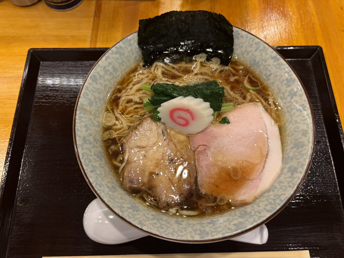 yadannakashima's tweet photo. ハちゃんラーメン 新橋店@汐留
生姜醤油󠄀ラーメン1000円

キングオブコント準決勝初日の後に‼️
2025年11月オープン、麺処ほん田さん出身・ハちゃん󠄀ラーメン（浜松町）のセカンドブランド！
動物清湯スープに程良い生姜感、醤油もしっかり立たせたバランス型の生姜醤油󠄀ラーメン！
麺は、中細で縮れが強くて特徴的！コシとモチ感が両立しています！
生姜醤油昆布水つけ麺も気になる！
バグうまっ‼️