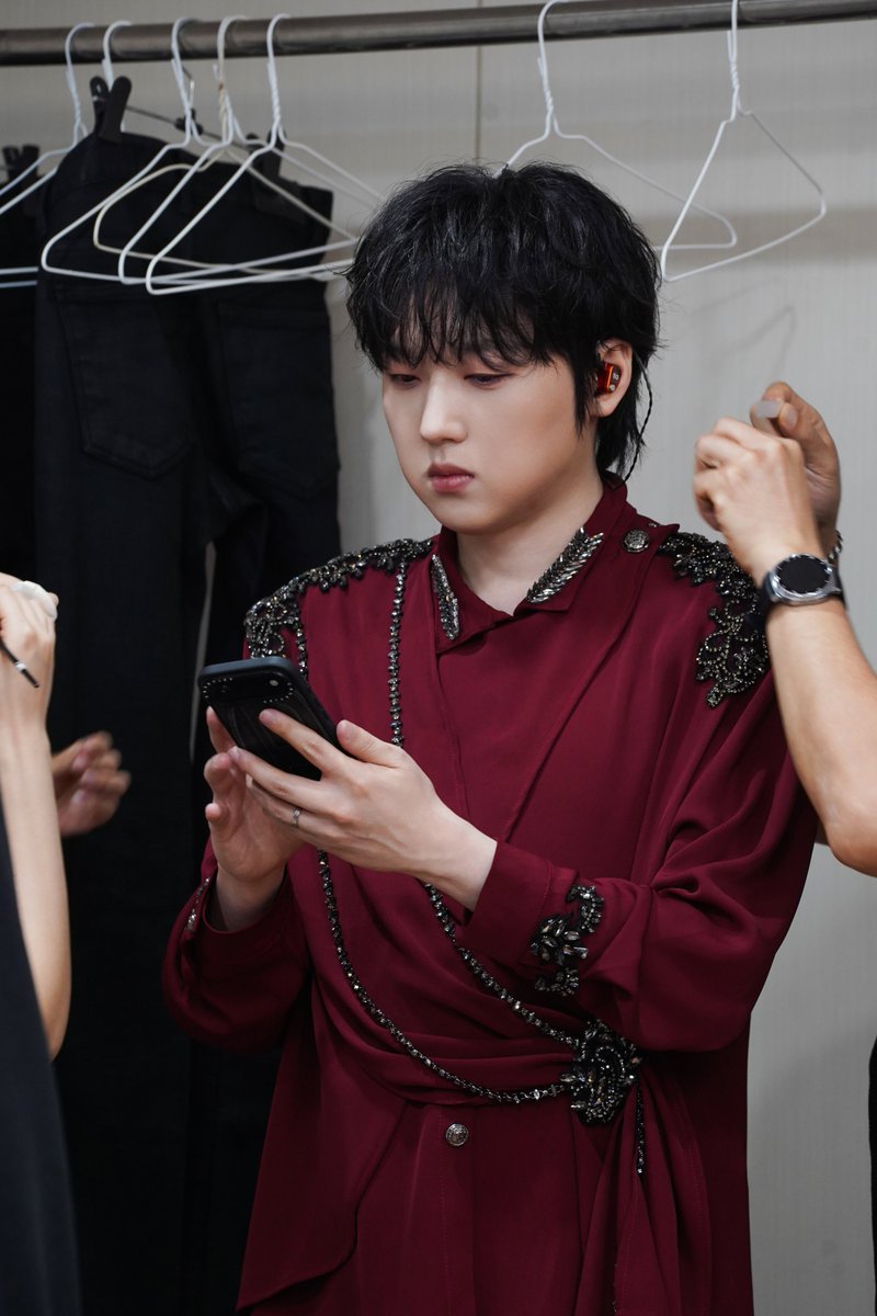 vhfpvjfp's tweet photo. 와 진짜 포스트 방금 봤는데
겁나 잘생김
조오오온잘
나 김뽀레 잘생겨서 죠아해 https://t.co/PilrssgpJW