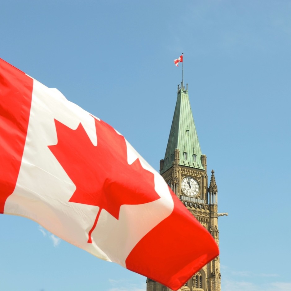 CoinMarketCap's tweet photo. LATEST: 🇨🇦 Coinbase launched regulated crypto futures in Canada, offering eligible clients Bitcoin, Ethereum and Solana contracts with up to 10x leverage. https://t.co/8ft73DAlUC