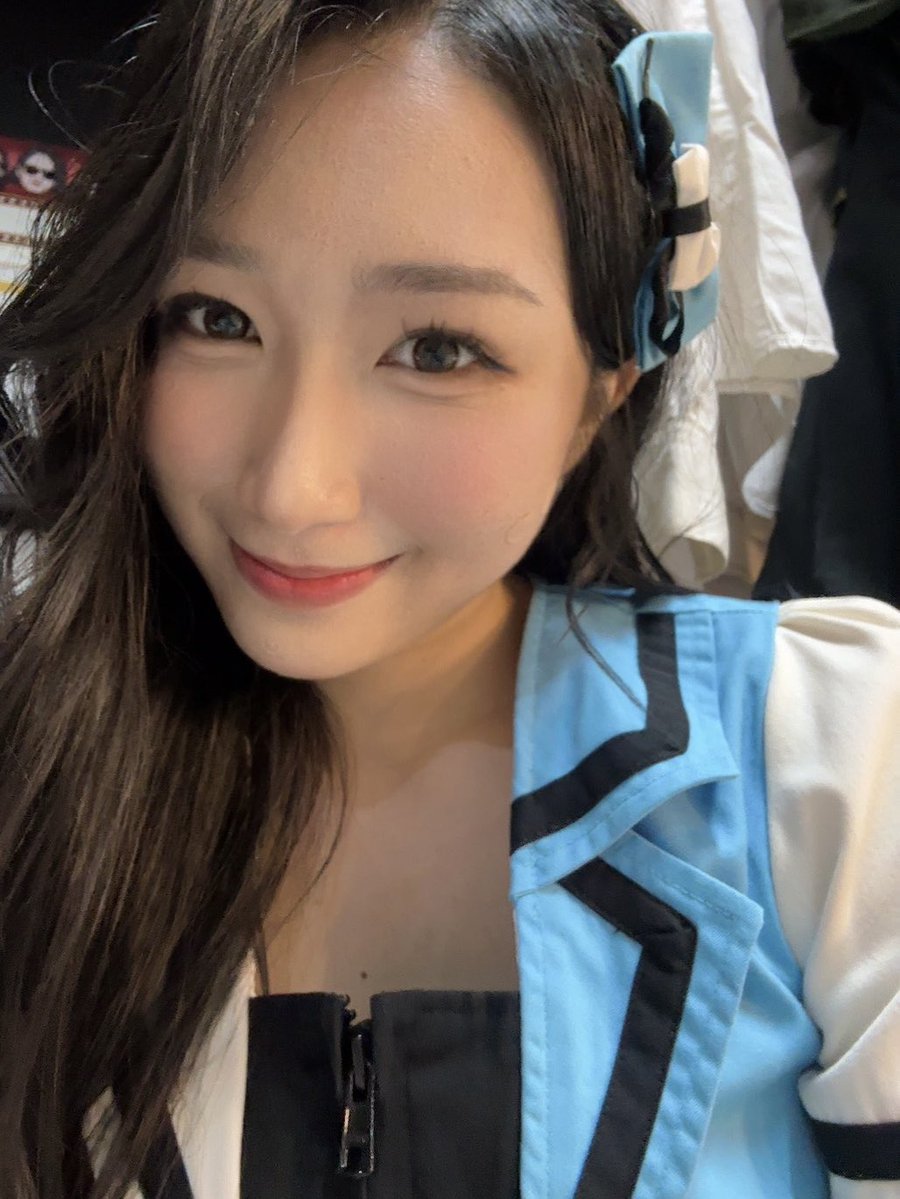 Levi_JKT48's tweet photo. TERIMA KASII UNTUK RAMUNE HARI INII~ jangan lupa #LevReport nya yaaa.. seneng banget bisa bawain cross (new unit song yay :D) n nice to meet youu lagiii :3
i’ll do better next showw!! terima kasii mohon dukungannya buat aku dan team passion 🫂🫂🫰🏻🫰🏻 https://t.co/1a9ekmIK2U