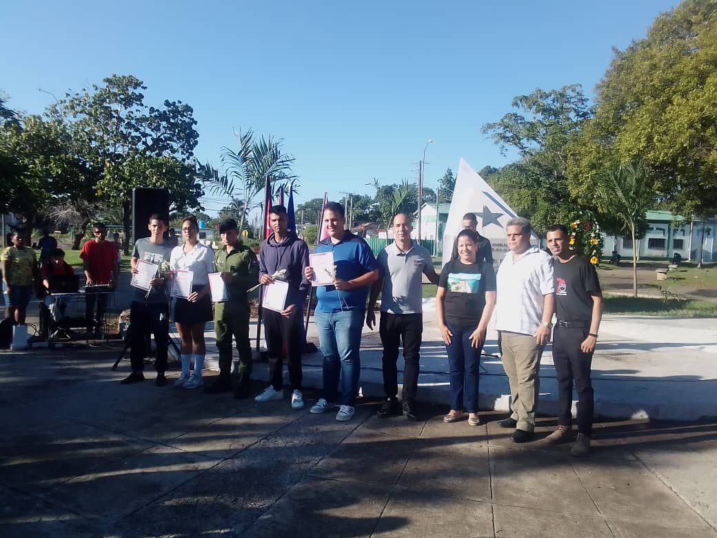 PerlavisionTV's tweet photo. #TenemosMemoria 🔴⚫️ || Activa este jueves en #Cienfuegos la Ruta 'Por un septiembre joven'

Visitan tarjas y monumentos relacionados con el levantamiento popular del 5 de septiembre de 1957 https://t.co/vrpm5g9UAJ #SeptiembreEnLaMemoria #100fuegosVibra https://t.co/FaV6ru0ZdO