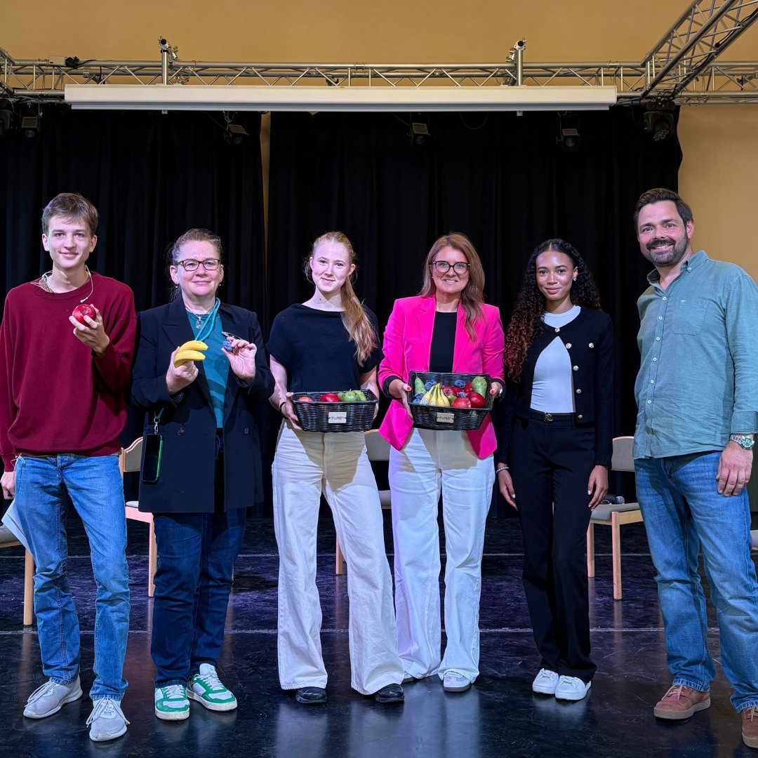 SenBJF's tweet photo. Bei der Diskussionsrunde am Aktionstag "Frische Früchte für Berliner Schulen" stellte Staatssekretärin Henke klar: Berlin wird sich dafür einsetzen, dass die Beteiligung am EU-Schulprogramm auf Obst und Gemüse ausgeweitet wird! 2/2 https://t.co/o3p6k9xhU6