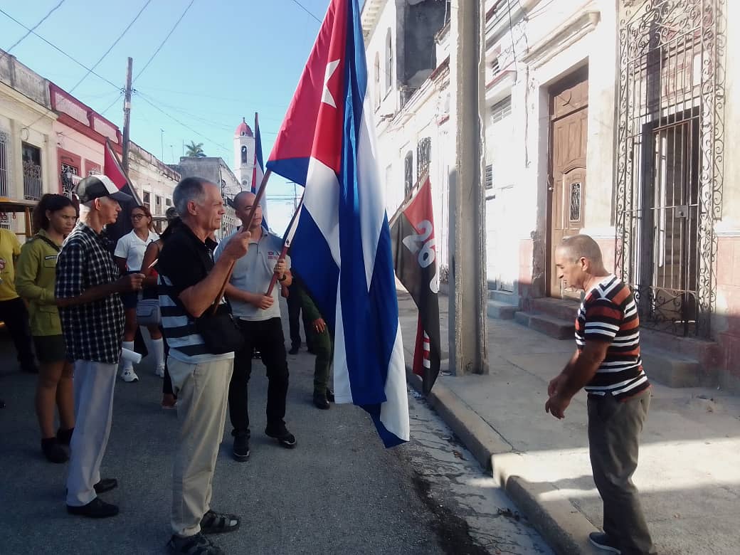 PerlavisionTV's tweet photo. #TenemosMemoria 🔴⚫️ || Activa este jueves en #Cienfuegos la Ruta 'Por un septiembre joven'

Visitan tarjas y monumentos relacionados con el levantamiento popular del 5 de septiembre de 1957 https://t.co/vrpm5g9UAJ #SeptiembreEnLaMemoria #100fuegosVibra https://t.co/FaV6ru0ZdO