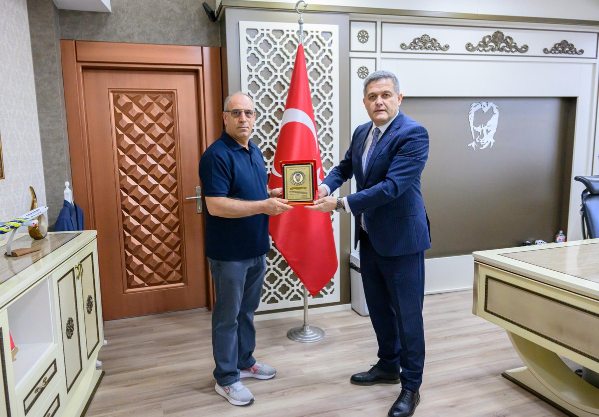 malatyaemniyet's tweet photo. İl Emniyet Müdürümüz Kayhan AY;
Teşkilatımızda uzun yıllar özveriyle çalışarak emekliliğe ayrılan ve ayrılacak olan personelimiz;
- Polis Memuru Halit GÜNEŞ,
- Polis Memuru Suat ALGÜL,
- Polis Memuru Habip ÇETİNKAYA'ya plaket takdim ederek emeklilik hayatlarının sağlık, huzur ve mutluluk içerisinde geçmesini diledi.👮‍♂️🇹🇷