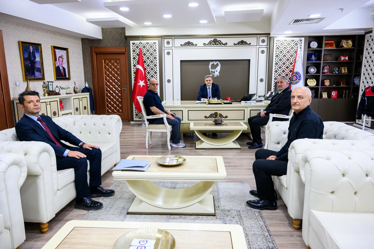 malatyaemniyet's tweet photo. İl Emniyet Müdürümüz Kayhan AY;
Teşkilatımızda uzun yıllar özveriyle çalışarak emekliliğe ayrılan ve ayrılacak olan personelimiz;
- Polis Memuru Halit GÜNEŞ,
- Polis Memuru Suat ALGÜL,
- Polis Memuru Habip ÇETİNKAYA'ya plaket takdim ederek emeklilik hayatlarının sağlık, huzur ve mutluluk içerisinde geçmesini diledi.👮‍♂️🇹🇷