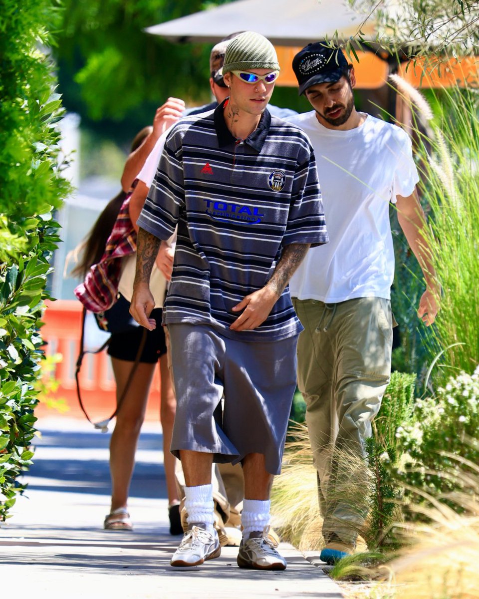 PageSix's tweet photo. Justin Bieber seen stepping out for lunch with friends in West Hollywood  📸: BACKGRID https://t.co/6GPyfNQrLE