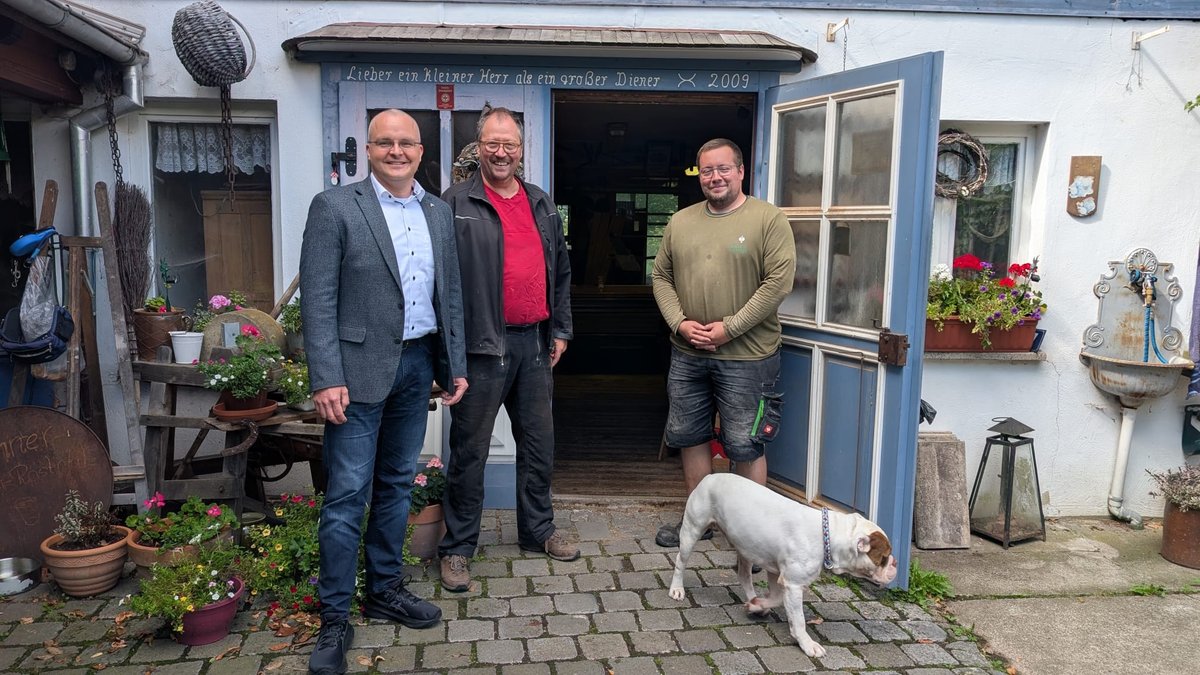Marcus_Buehl's tweet photo. +++ Besuch bei der Zimmerei Hendrich in Gräfenroda +++
Weiterlesen:
https://t.co/vYap1ffbxb
#WK191 #Gräfenroda #Mittelstand #Hendrich #Zimmerei #BühlVorOrt https://t.co/va11J0hZRN