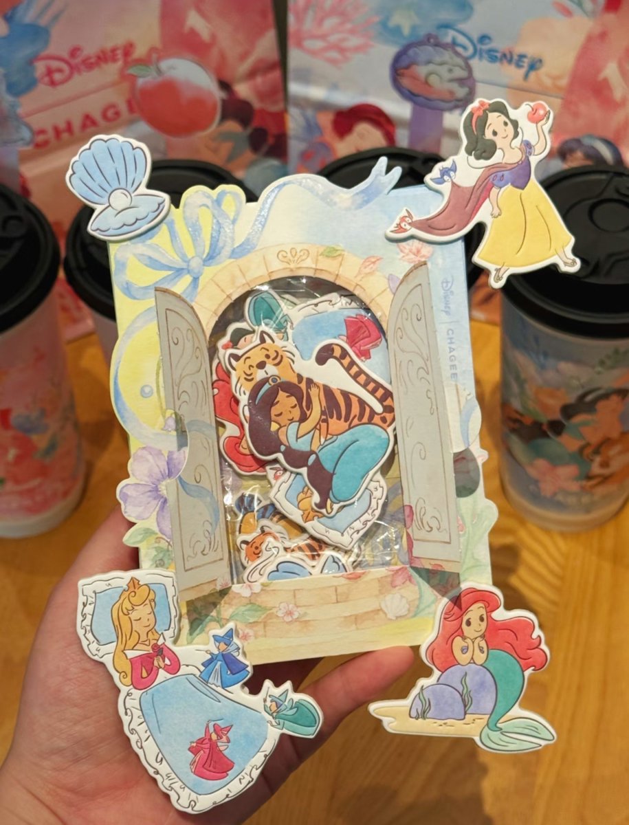 guanwanly's tweet photo. 👑✨ ใครสนใจ CHAGEE x Disney Princess รับกดน้า 🏰

🎀 1 Set 400.- รวมส่ง 
🥤 แก้วกระดาษไซซ์ใหญ่ × 4 🥤 แก้วกระดาษไซซ์กลาง × 4 🛍️ ถุงกระดาษใส่แก้วคู่ × 1 ใบ  🔖 ที่คั่นหนังสือ 1 เซ็ต (4 ชิ้น) ✨ สติ๊กเกอร์ 1 เซ็ต
สนใจทัก/จองได้เลยค่า 💕
ขอคนรอได้ เข้าไทยช่วงต้นตุลา~
#chagee https://t.co/bDquLuLuuK
