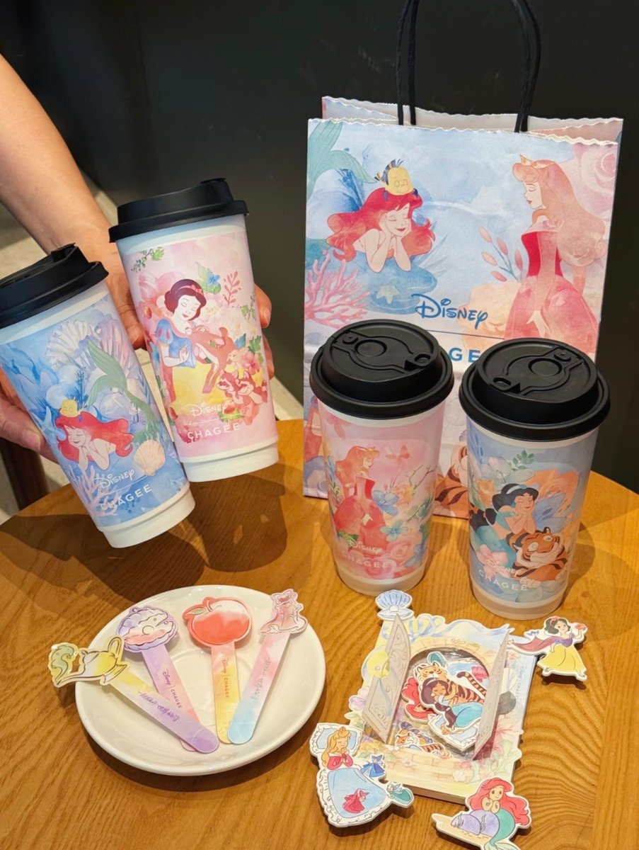 guanwanly's tweet photo. 👑✨ ใครสนใจ CHAGEE x Disney Princess รับกดน้า 🏰

🎀 1 Set 400.- รวมส่ง 
🥤 แก้วกระดาษไซซ์ใหญ่ × 4 🥤 แก้วกระดาษไซซ์กลาง × 4 🛍️ ถุงกระดาษใส่แก้วคู่ × 1 ใบ  🔖 ที่คั่นหนังสือ 1 เซ็ต (4 ชิ้น) ✨ สติ๊กเกอร์ 1 เซ็ต
สนใจทัก/จองได้เลยค่า 💕
ขอคนรอได้ เข้าไทยช่วงต้นตุลา~
#chagee https://t.co/bDquLuLuuK