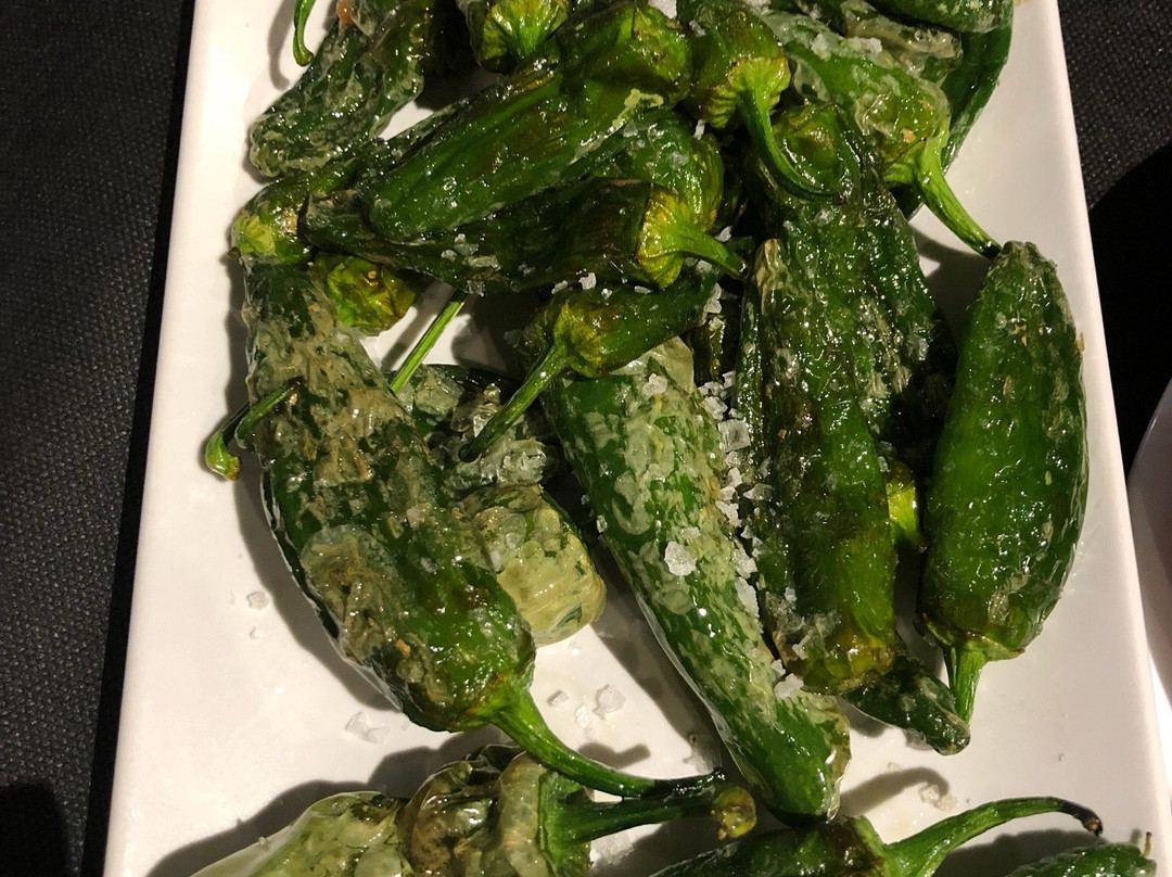 KatherineF7qny's tweet photo. Pimientos del Padrón asados con ajo y limón! Crujientes por fuera, tiernos por dentro, un sabor del norte de Espaa que te conquista al primer bocado. ， https://t.co/3RjnhpdeIW
