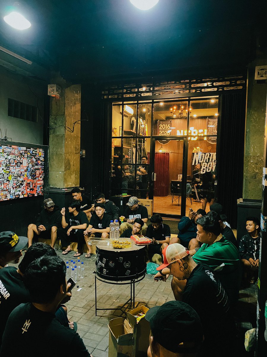 BCSxPSS_1976's tweet photo. Kulonuwun @Northsideboys12! Mari nikmati malam ini bersama, sebelum besok kami bawa pulang poin tiga-nya. 😛

#PreMatchSyndrome https://t.co/G6Z3bSLpdL
