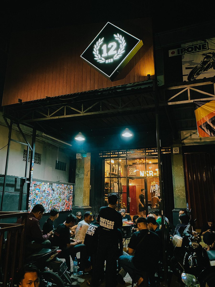 BCSxPSS_1976's tweet photo. Kulonuwun @Northsideboys12! Mari nikmati malam ini bersama, sebelum besok kami bawa pulang poin tiga-nya. 😛

#PreMatchSyndrome https://t.co/G6Z3bSLpdL