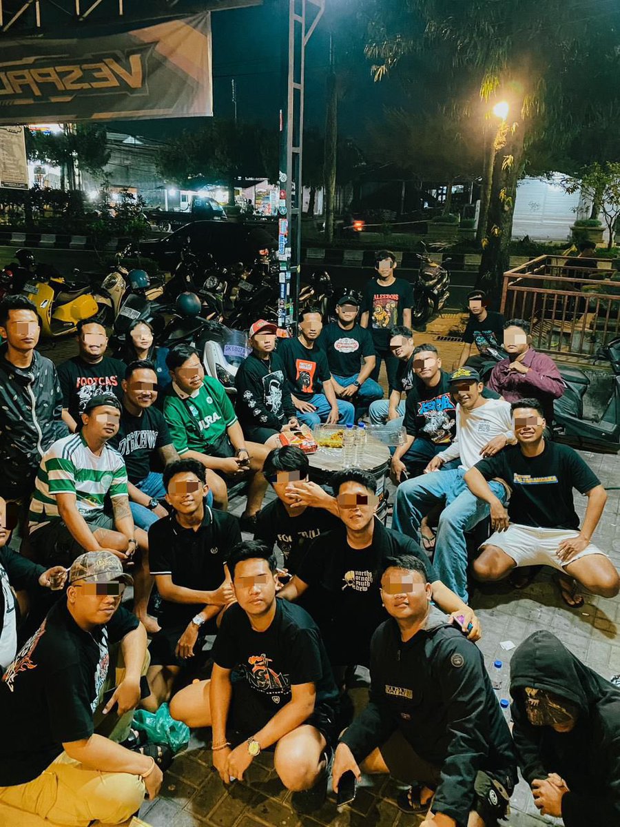 BCSxPSS_1976's tweet photo. Kulonuwun @Northsideboys12! Mari nikmati malam ini bersama, sebelum besok kami bawa pulang poin tiga-nya. 😛

#PreMatchSyndrome https://t.co/G6Z3bSLpdL