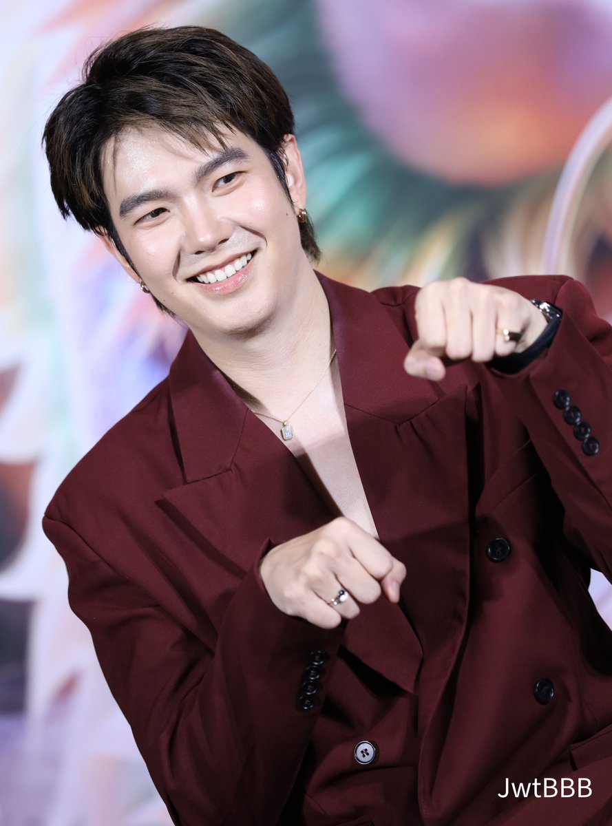 JwtBBB's tweet photo. วันนั้นโพสไปเป็นสิบท่า ให้คุ้มค่าสูทแดง 🥰🫶

#BuildJakapan
@JakeB4rever 
#Beyourluve https://t.co/VugBe4XzDI