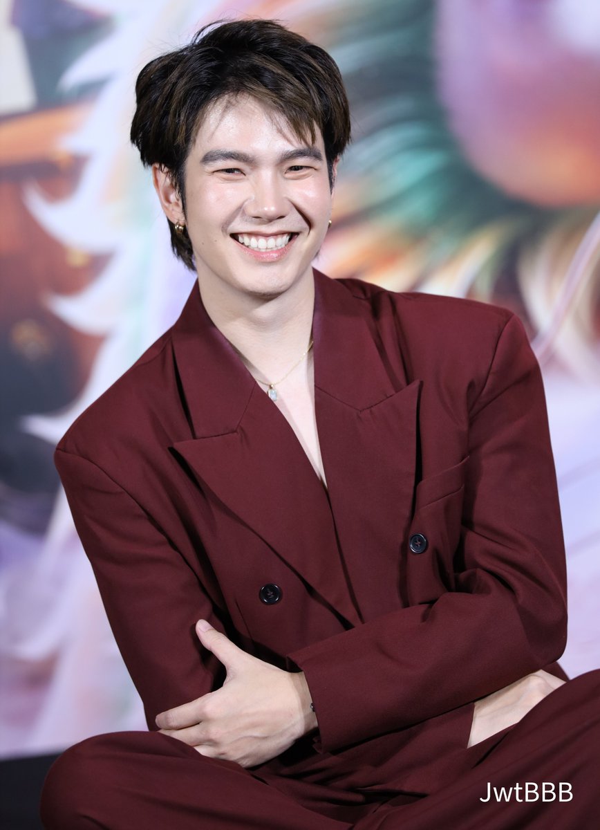 JwtBBB's tweet photo. วันนั้นโพสไปเป็นสิบท่า ให้คุ้มค่าสูทแดง 🥰🫶

#BuildJakapan
@JakeB4rever 
#Beyourluve https://t.co/VugBe4XzDI