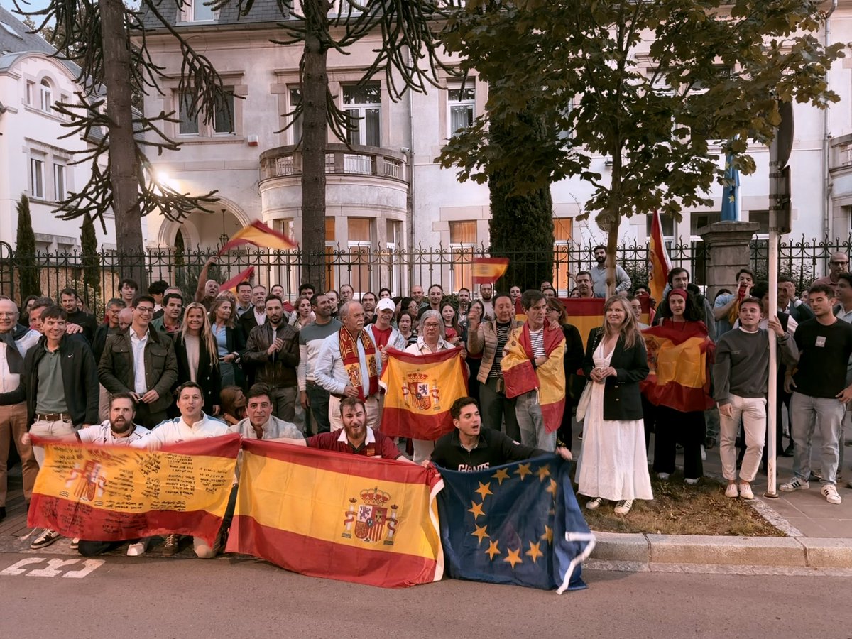 LexCrows's tweet photo. 1/4 Ayer, en Luxemburgo, levantamos tres banderas y una certeza: Ceuta no está sola. No nos reunimos contra nadie, sino por la ciudad que me vio nacer y crecer. Fue una concentración pacífica, respetuosa y sin incidentes.

#Ceuta #Luxembourg https://t.co/f8dLNoHb2n
