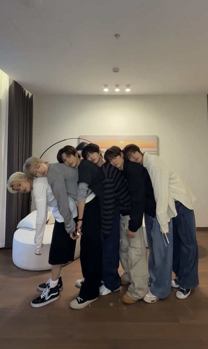moondfev's tweet photo. #라이즈와_브리즈_계속될_우리이야기 #RIIZE_Our_3rdChapter
3주년 너무 축하해🧡🧡
앞으로 더 빛나고 찬란할 라이즈의 오디세이를 응원할게 영원하자!!! https://t.co/KtkSbrJCC9