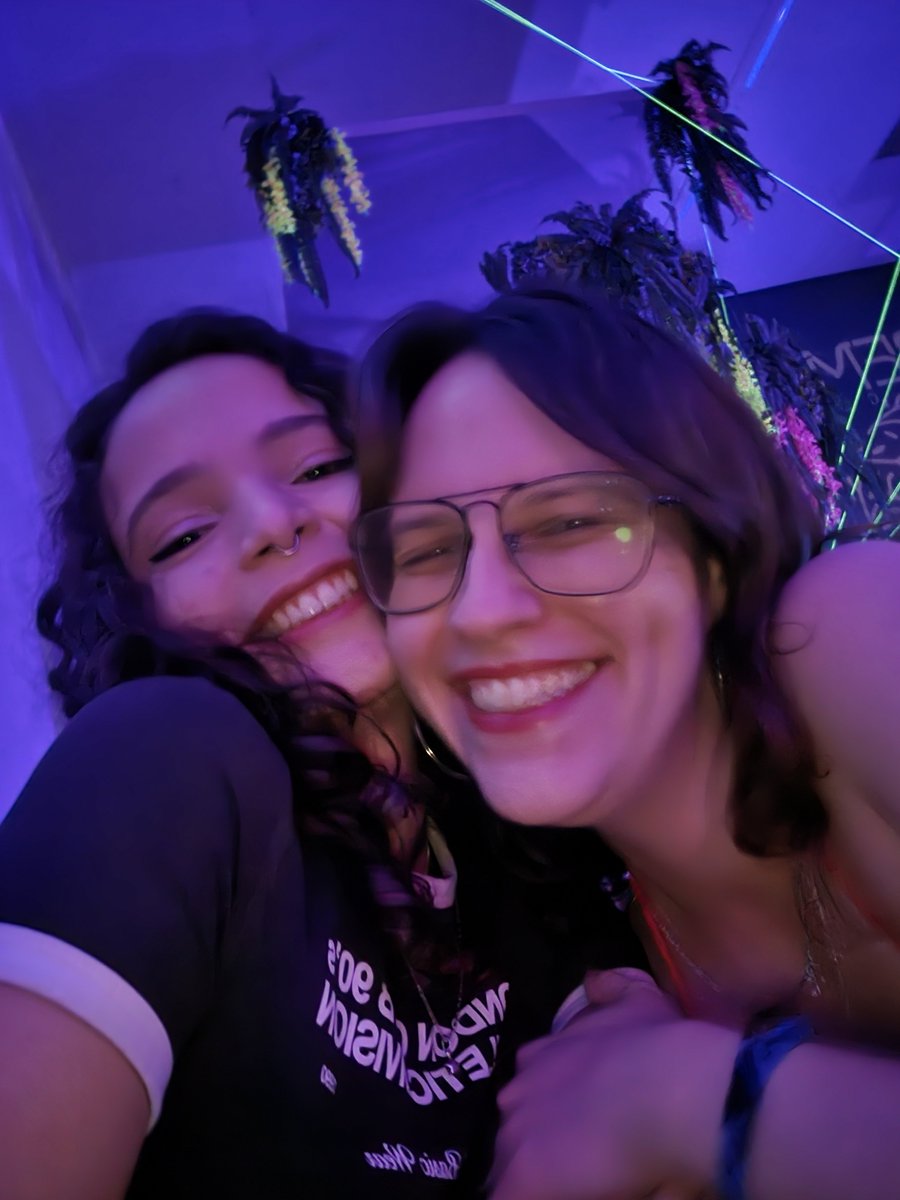 Mem_illy's tweet photo. This bi girl celebrated with her girlfriend :D https://t.co/mqmr92sY0E