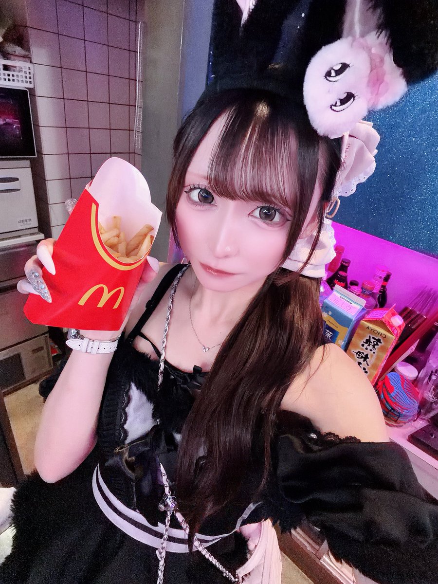 GALnyan_xx's tweet photo. あぅと՞ ̳o̴̶̷̤  ̫ o̴̶̷̤ ̳՞♡︎ᵎᵎᵎ 本日もありがとうでした🎀 予定無い屋さんなのに9月初おきゅCafeからBarまでずーっと忙しくさせて頂き幸せでした💭💕あむ推し様から遠隔スラットや仲良し様と謎ｼｮｯﾄ飲めたり初めまして様も沢山お久しぶりの団体様もガシャたのしんでくれてありがとう💛 https://t.co/JgLJS8VVu2