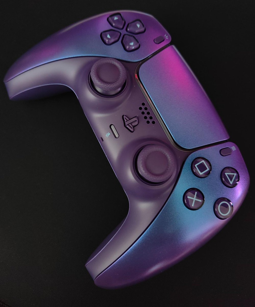 realhell0friend's tweet photo. @geoffkeighley Sony already have this theme with DualSense Chroma Indigo. I think it have more Vice City vibe than this limited edition. They should have based it on that. But not bad. https://t.co/Pt9bUAQ1Gs