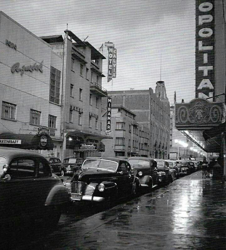 LizbethCaro07's tweet photo. Foto del año 1943, el entonces cine Metropólitan en la Avenida Independencia, Ciudad de México. me encantaron los autos, se ve un Pontiac modelo 1938 y un Dodge. Antes y despúes misma toma. https://t.co/ToAiAbqlic