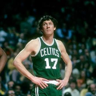 skyhookmagazine's tweet photo. John Havlicek llegó a Boston en 1962, cuando los Celtics ya eran una dinastía. Su primer papel no fue el de heredero, sino el de sexto hombre: entrar, correr, defender y alterar el ritmo sin pedir que el equipo girara a su alrededor. Terminó haciendo algo más raro que dominar una época: conectar dos muy diferentes.

Ganó seis anillos junto a Bill Russell y, después de la retirada del pívot, ayudó a reconstruir la identidad del equipo alrededor de Dave Cowens y Jo Jo White. En 1974, doce años después de su debut, fue MVP de unas Finales ganadas a Milwaukee en siete partidos. Cerró su carrera con 16 temporadas en Boston, ocho campeonatos y trece apariciones en el All-Star.

Havlicek fue reserva, estrella, capitán y veterano sin dejar de ser el mismo jugador en movimiento. Quizá su grandeza no esté en una imagen, sino en haber mantenido vivo un hilo colectivo durante toda una generación.