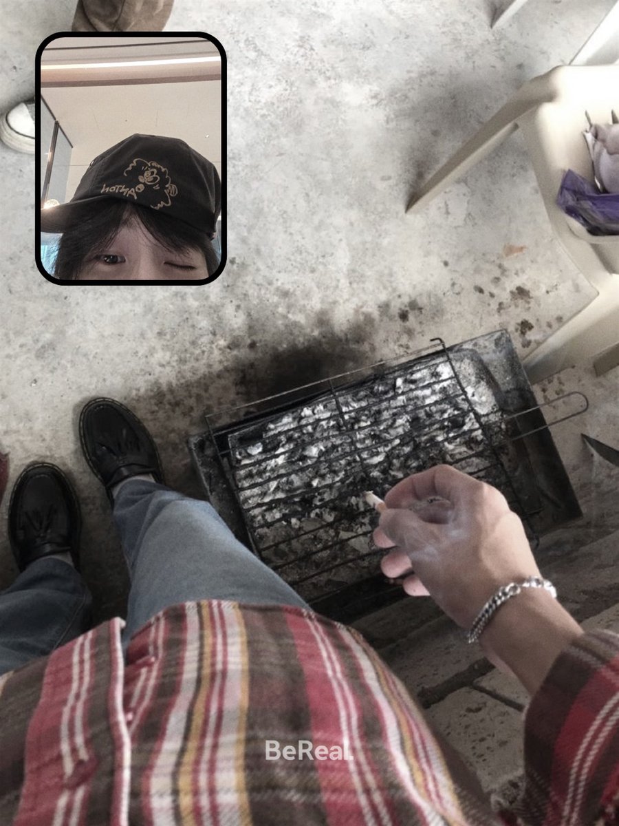swaranoesa's tweet photo. ⟟ OUTDOOR L., DISTRICT 99.
3rd September 2026 ╱ 9:35 PM.

Bahagianya punya dosen pembimbing tepat waktu tadi gak berlangsung lama ternyata. Selalu ada aja yang dipusingin. Mana rokok sisa tiga gini. https://t.co/DhU3fEnF18