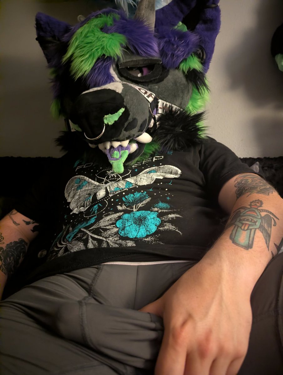 CircuitFl's tweet photo. I'll get better at taking suggestive pics but there will be more I promise😘

#nsfwtwt #murrsuit #murrsuiter https://t.co/2Si9AhVyUQ