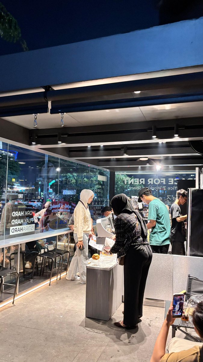 jenuio's tweet photo. mampir ke kafe (new) untung dket tempat kerja https://t.co/bZzKRvrf2Y
